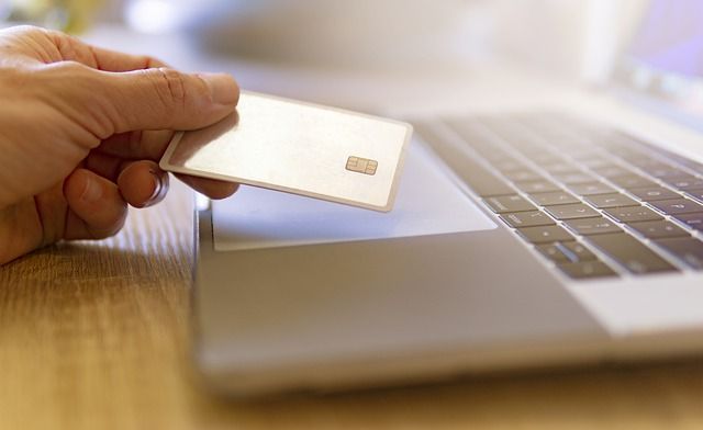 laptop i karta kredytowa